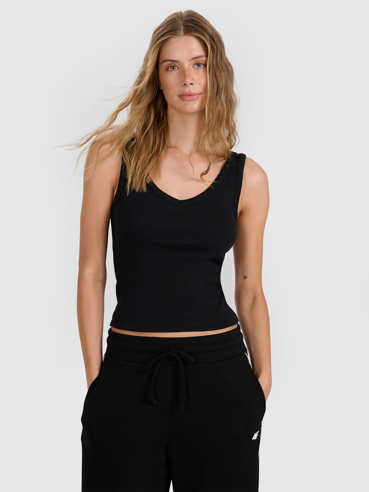 Moteriški top slim marškinėliai iš dryžuoto audinio - juodi