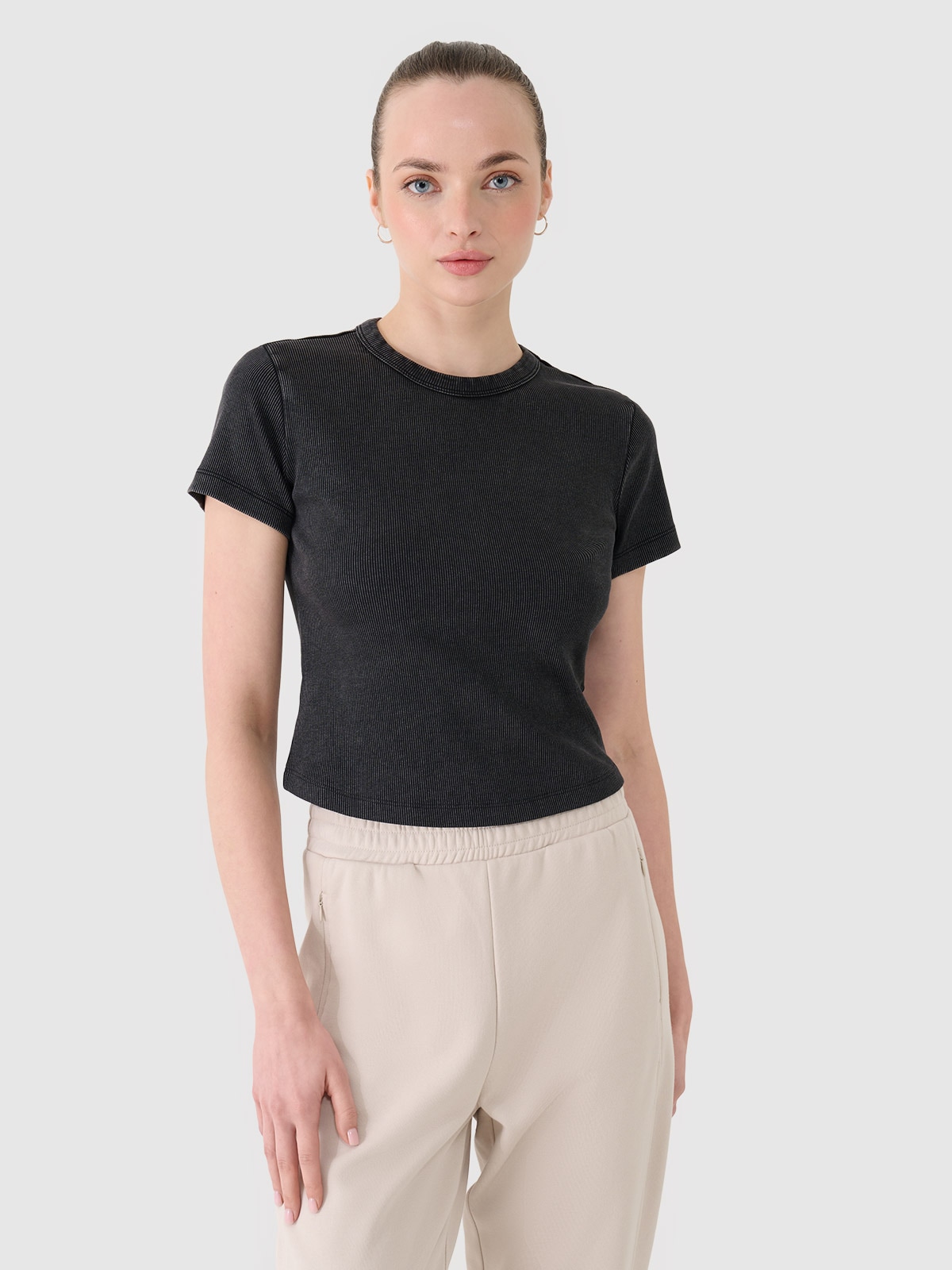 Moteriški T-shirt slim marškinėliai iš dryžuoto audinio - juodi