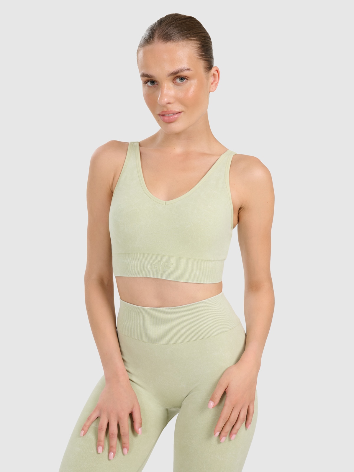 Moteriška liemenėlė užtikrinanti vidutinę paramą jogai ir pilatesui - žalia