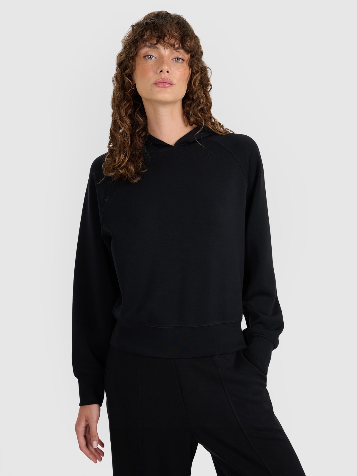Moteriškas sportinis neatsegamas džemperis su modalio priemaiša - juodas