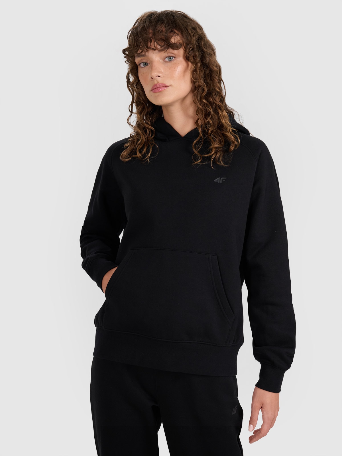 Moteriškas sportinis neatsegamas džemperis su gobtuvu - juodas