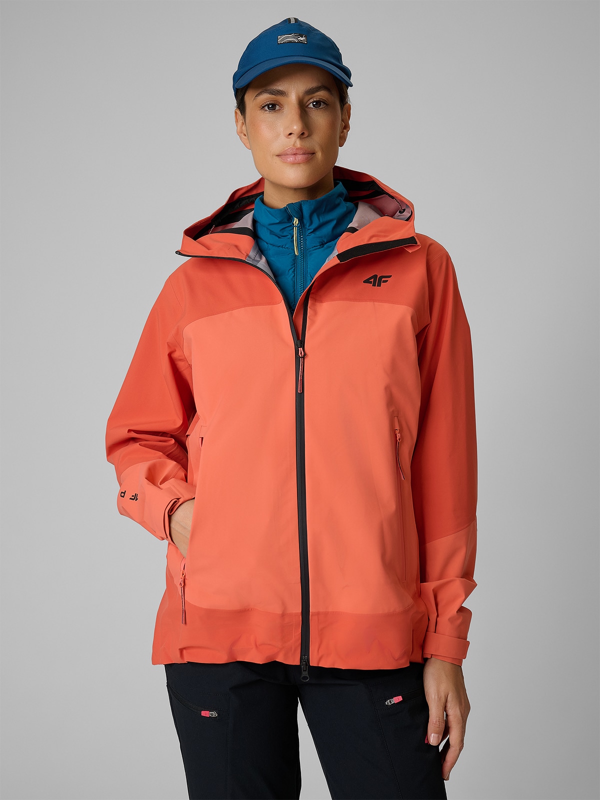 Trekkingo lietaus striukė 4F PRO membrana 20000 moterims - raudona