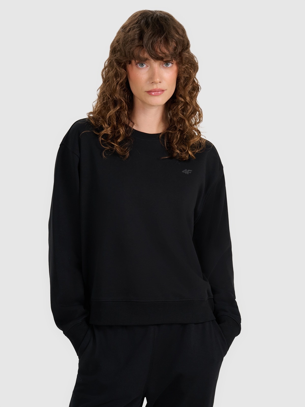 Moteriškas neatsegamas džemperis be gobtuvo - juodas