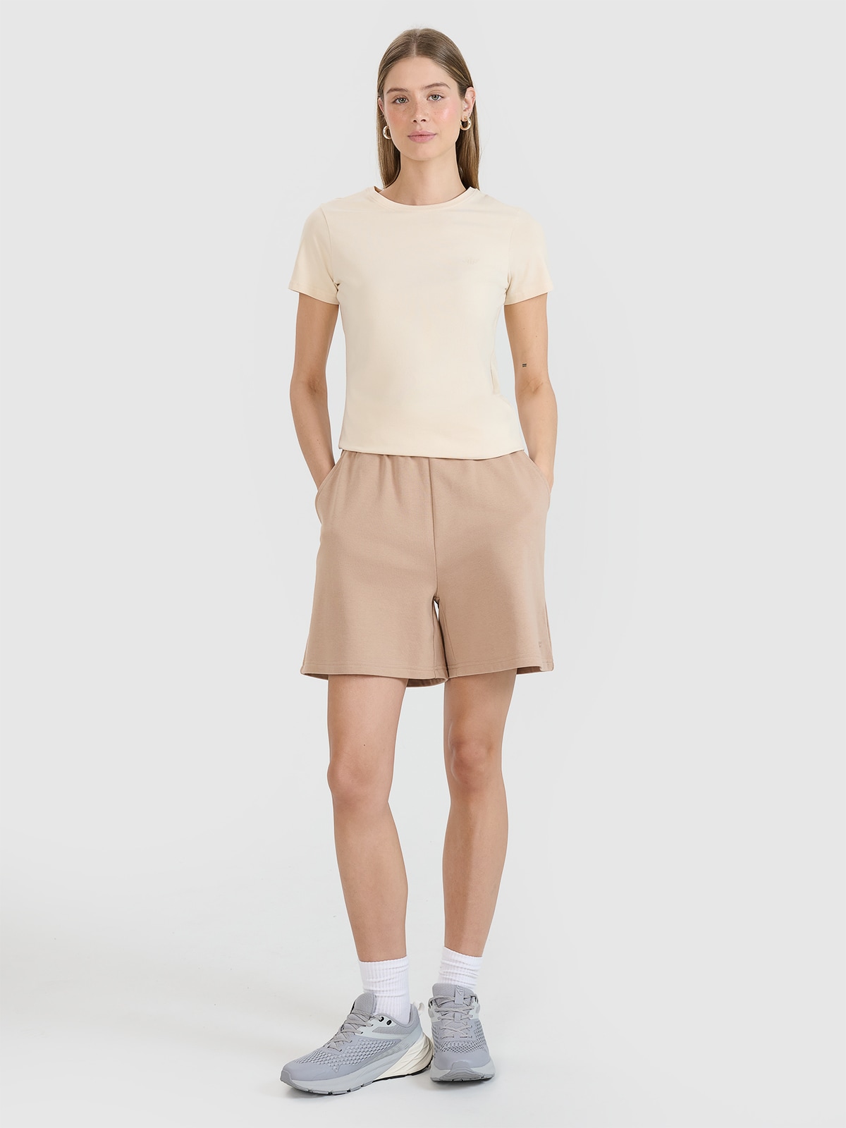 Moteriški sportiniai šortai - smėlio spalvos