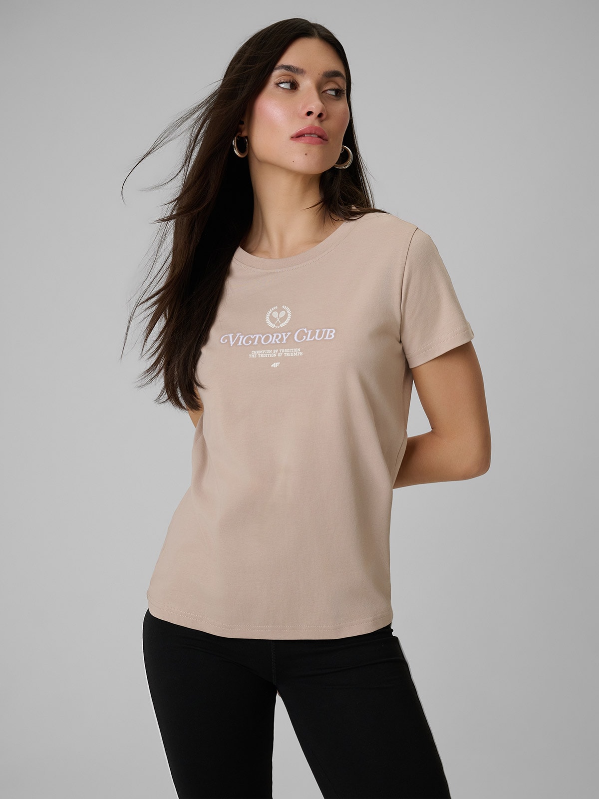 Moteriški T-shirt regular marškinėliai su spauda - smėlio spalvos