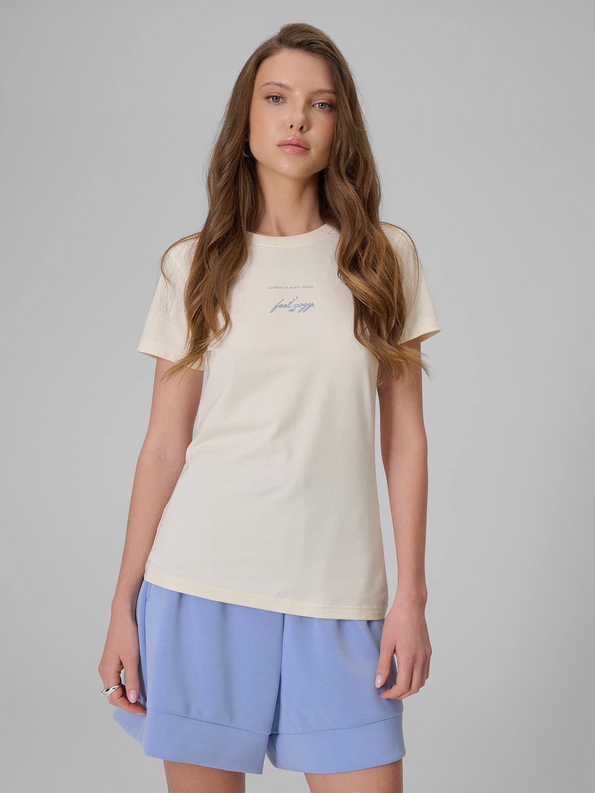 Moteriški t-shirt slim marškinėliai su spauda - smėlio spalvos