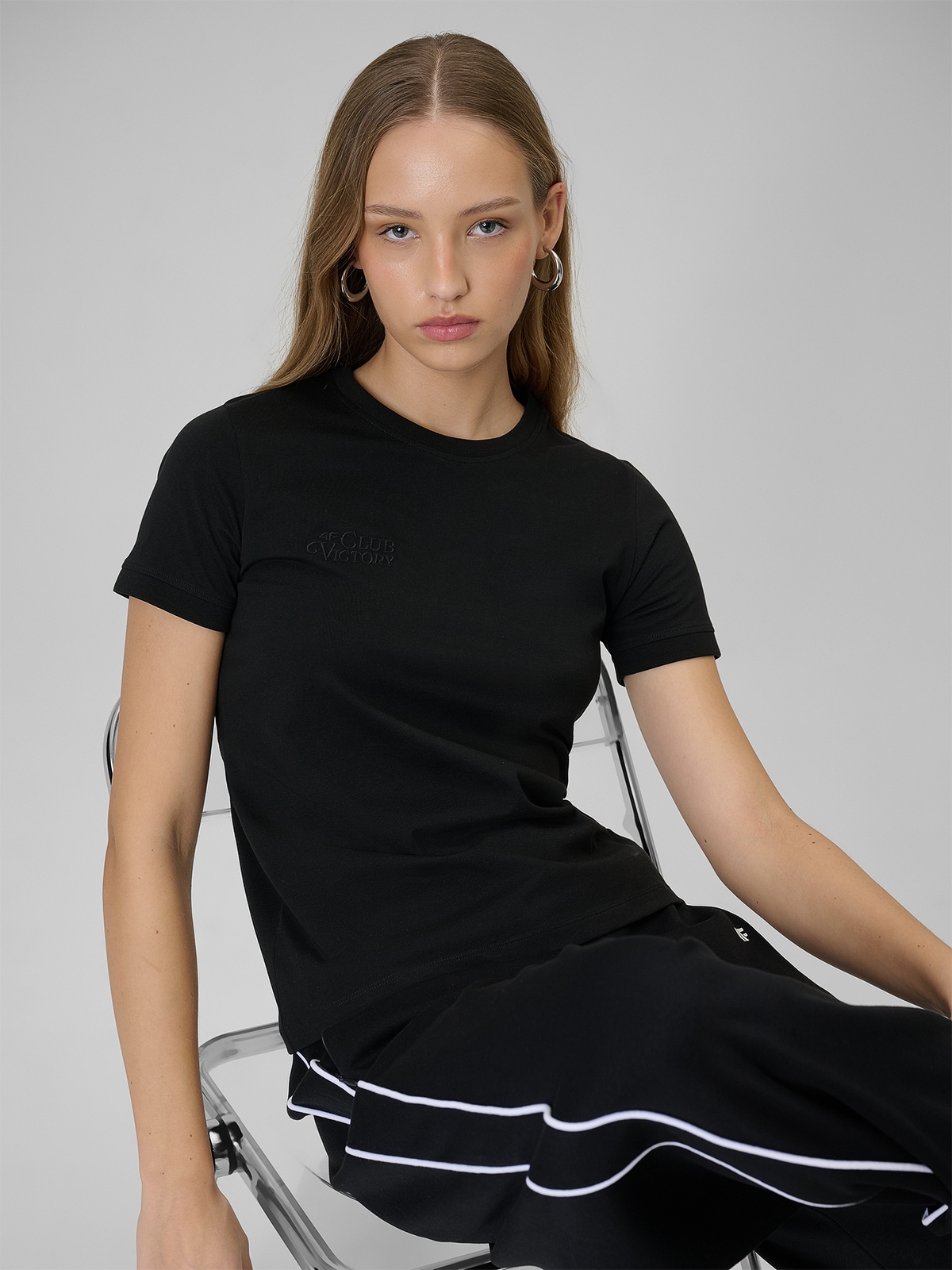 Moteriški T-shirt regular marškinėliai su grafika - juodi