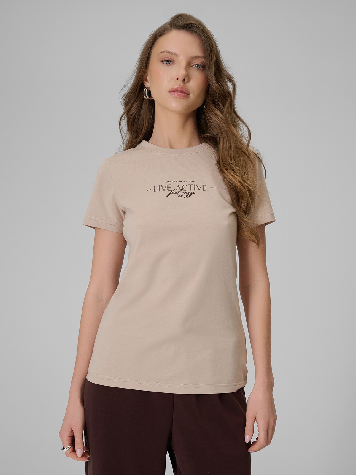 Moteriški t-shirt slim marškinėliai su spauda - smėlio spalvos