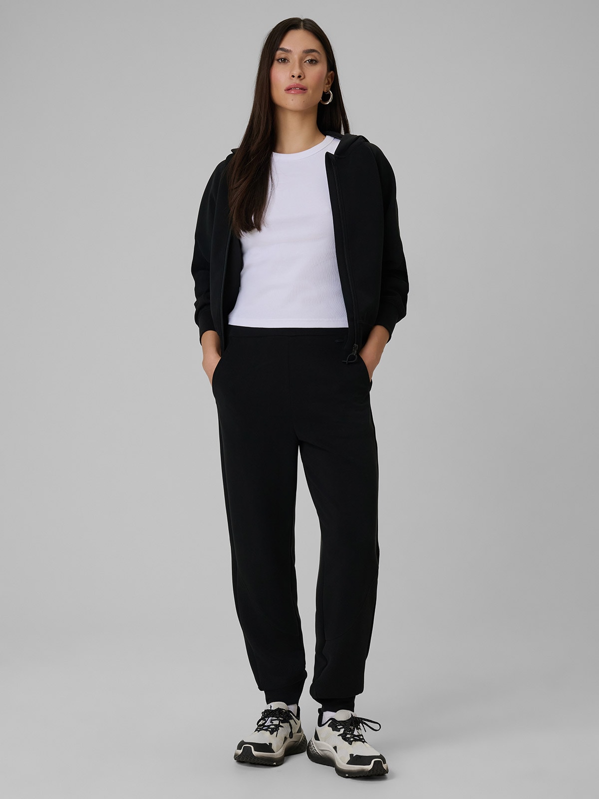 Moteriškos sportinės kelnės su modalio priemaiša - juodos