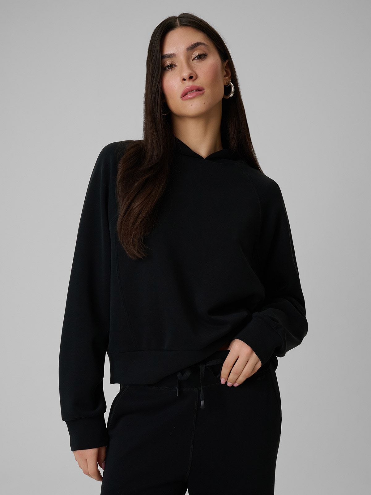 Moteriškas regular sportinis džemperis su gobtuvu - juodas