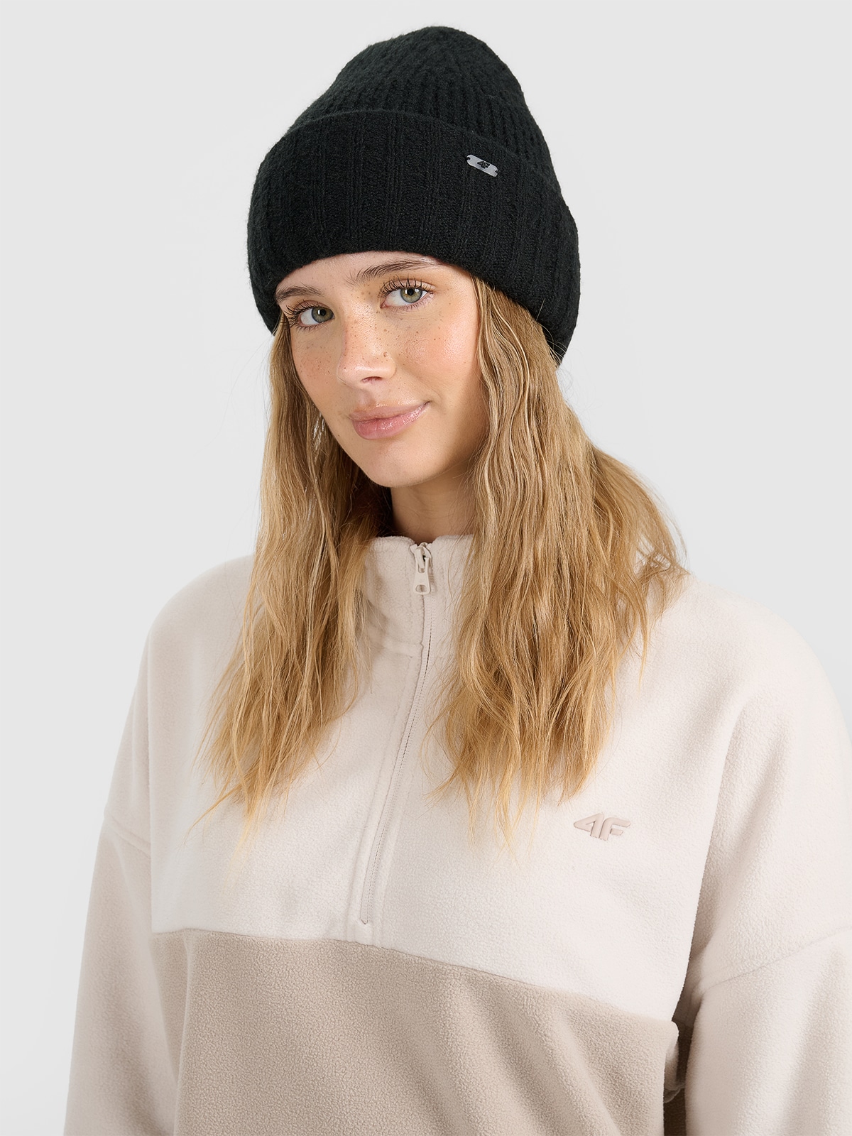 Moteriška žieminė kepurė - juoda