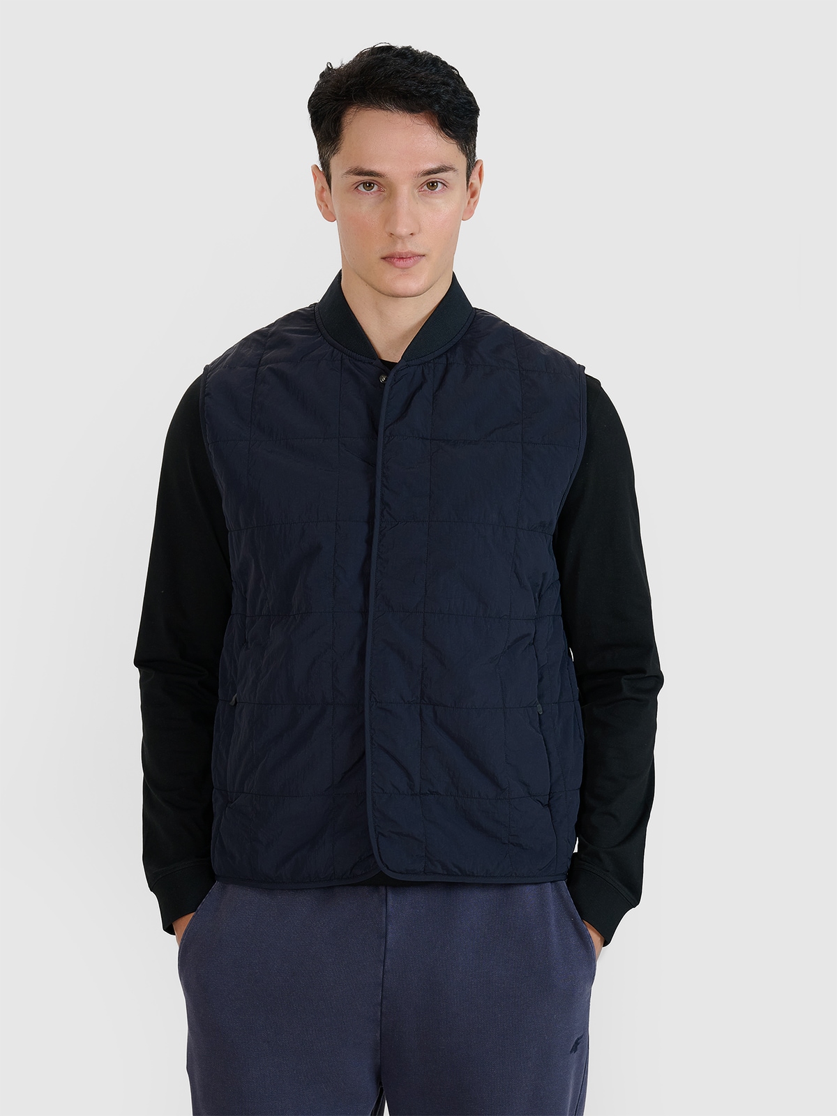 Vyriška berankovė striukė su apykakle - juoda