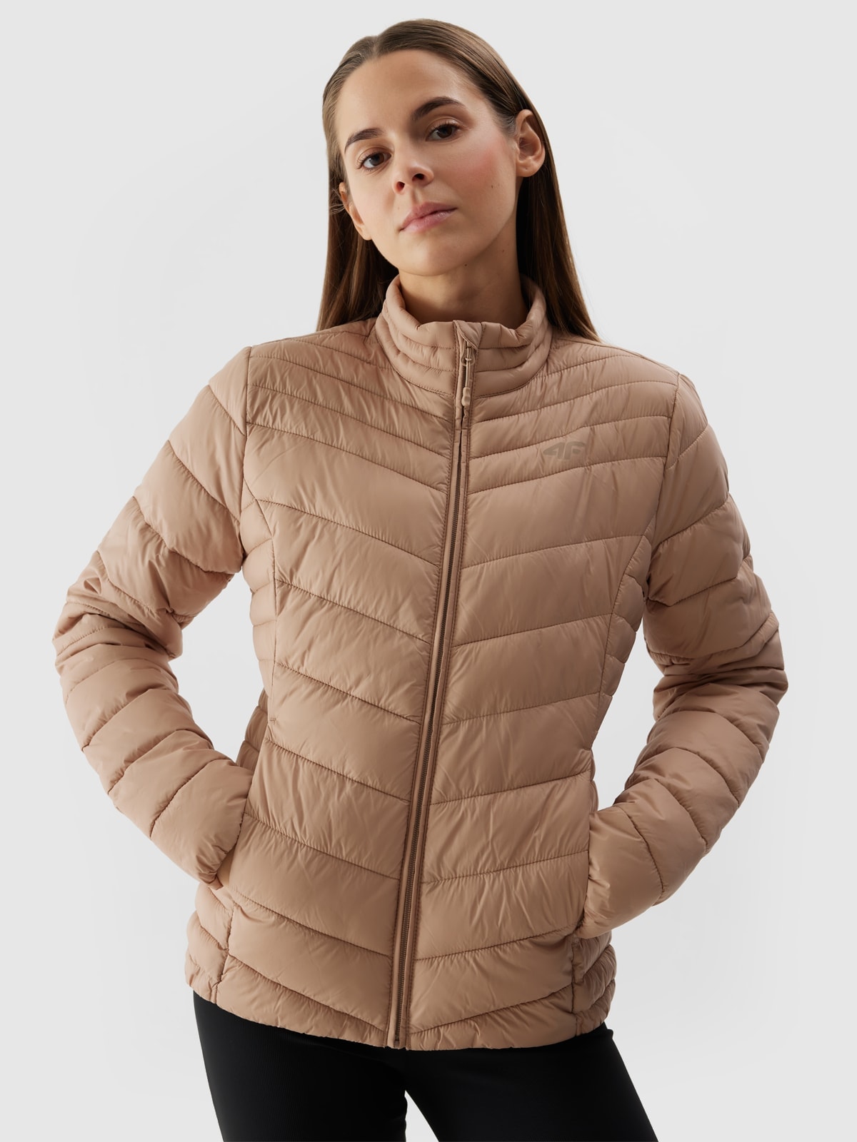 Moteriška striukė su sintetiniu pūkų kamšalu perdirbimo - smėlio spalvos