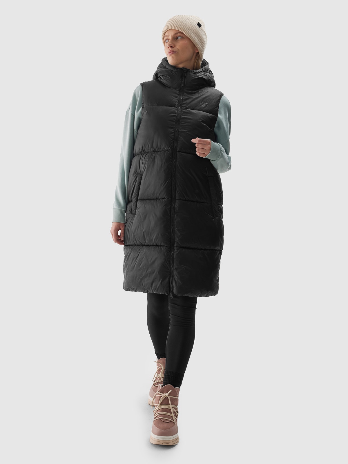 Moteriška berankovė dygsniuota striukė su gobtuvu su sintetiniu pūkų kamšalu - juoda