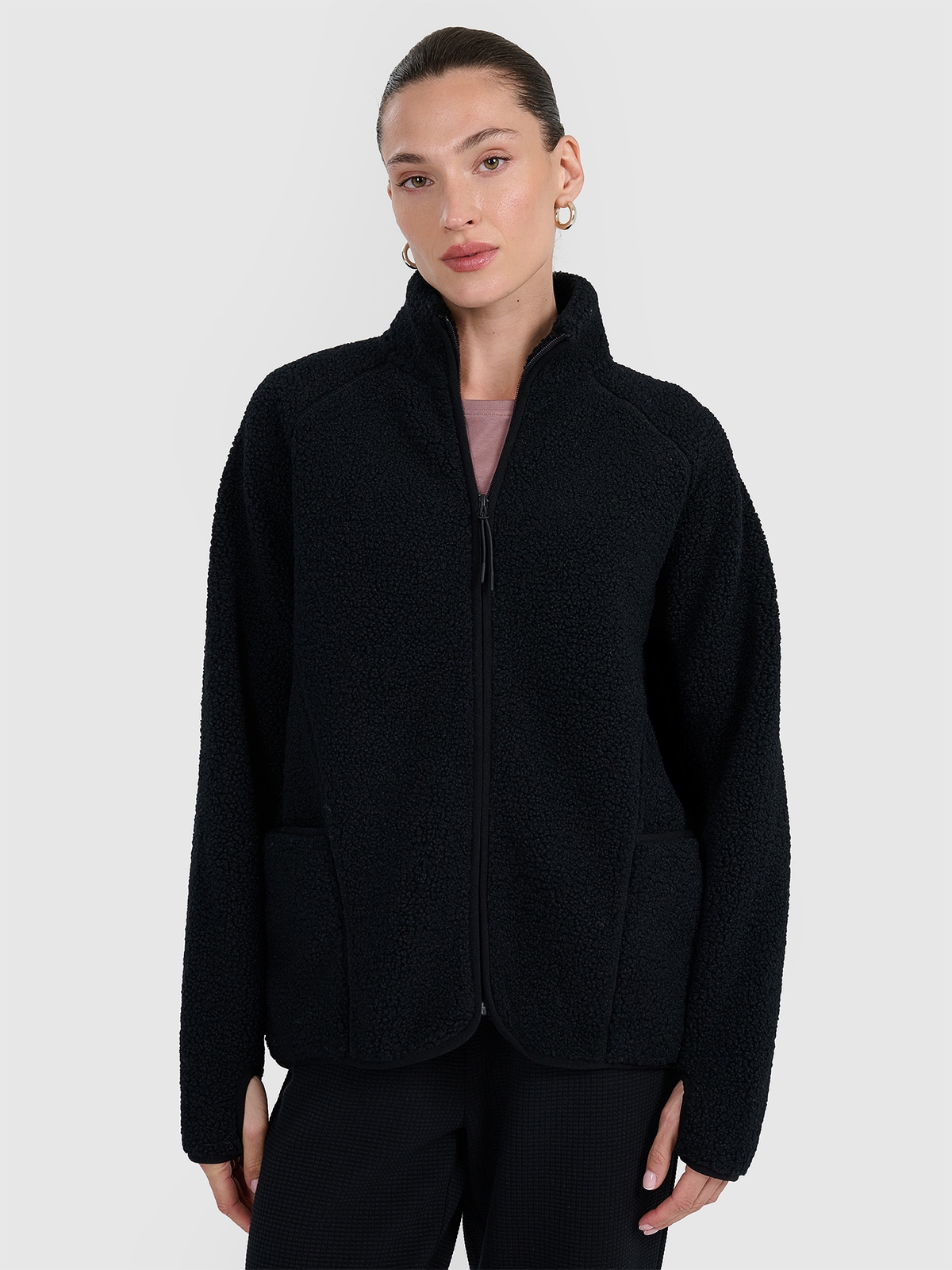 Moteriškas sherpa oversize flisas su apykakle - juodas