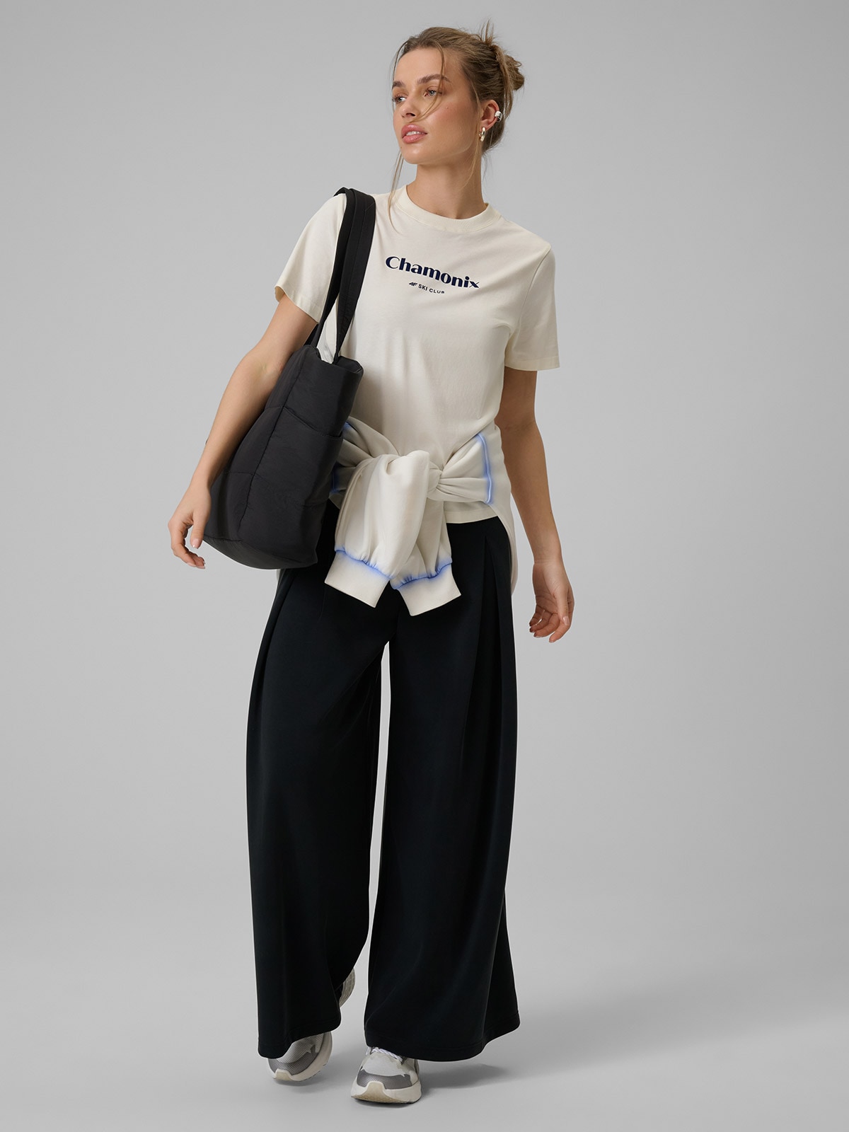 Moteriškos sportinės kelnės su plačiomis modalio klešnėmis - juodos