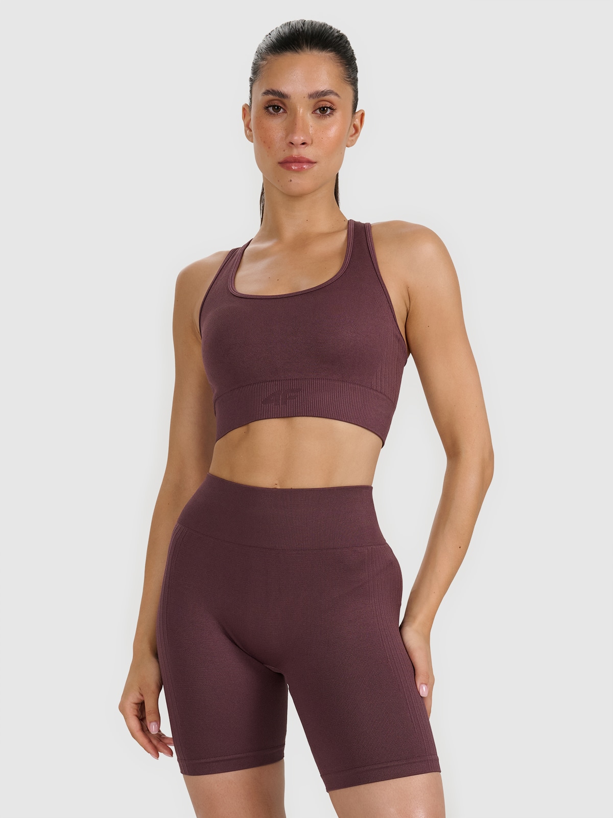 Moteriška treniruočių liemenėlė užtikrinanti mažą paramą - ruda