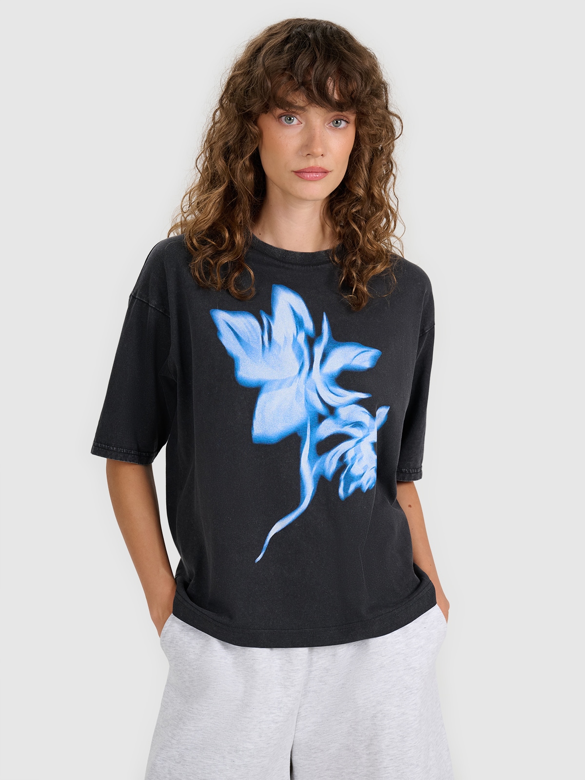 Moteriški T-shirt oversize marškinėliai su spauda - juodi