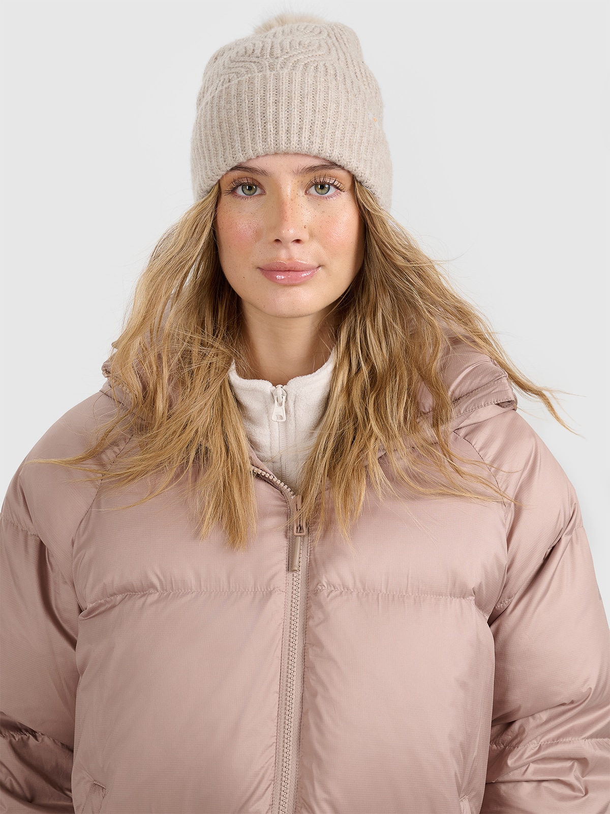 Moteriška žieminė kepurė su bumbulu - smėlio spalvos