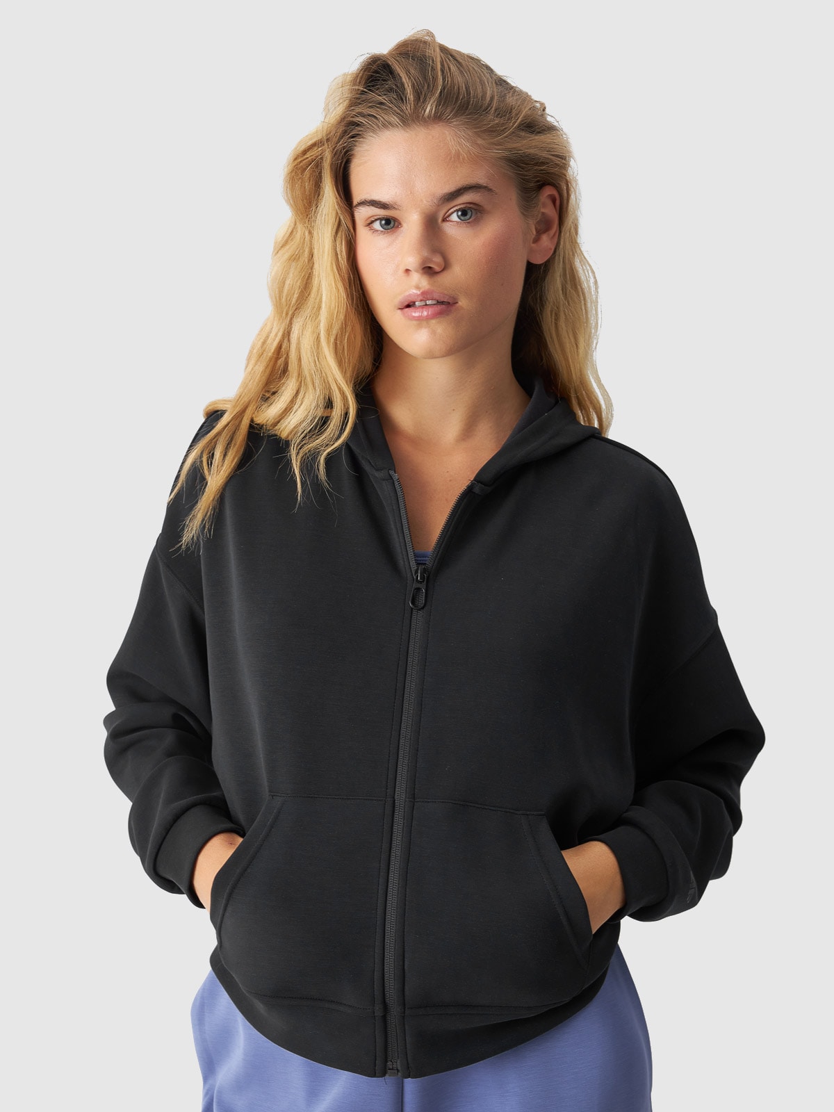 Moteriškas sportinis atsegamas džemperis su modalio priemaiša - juodas