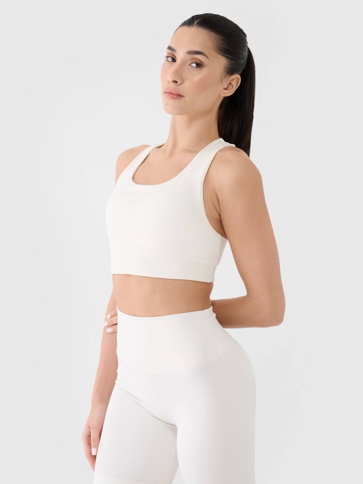 Moteriška treniruočių liemenėlė užtikrinanti mažą paramą - balta