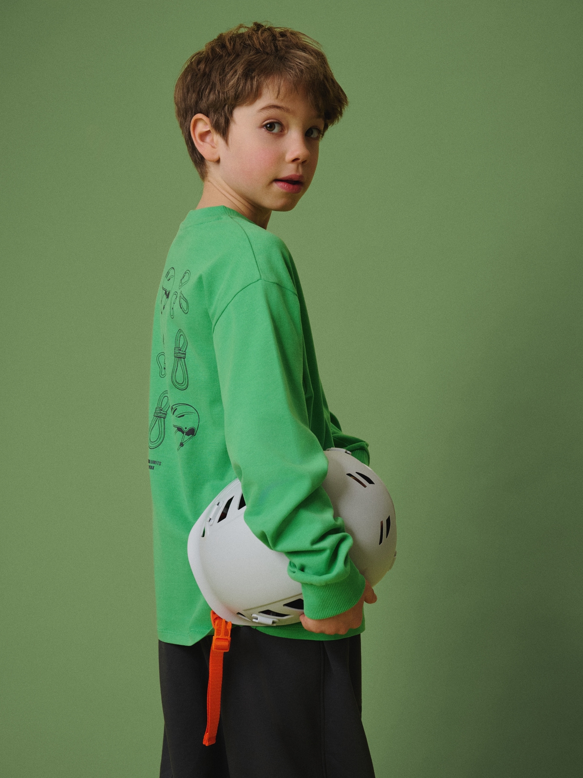 Berniukiškas loose ilgarankovis su spauda - žalias