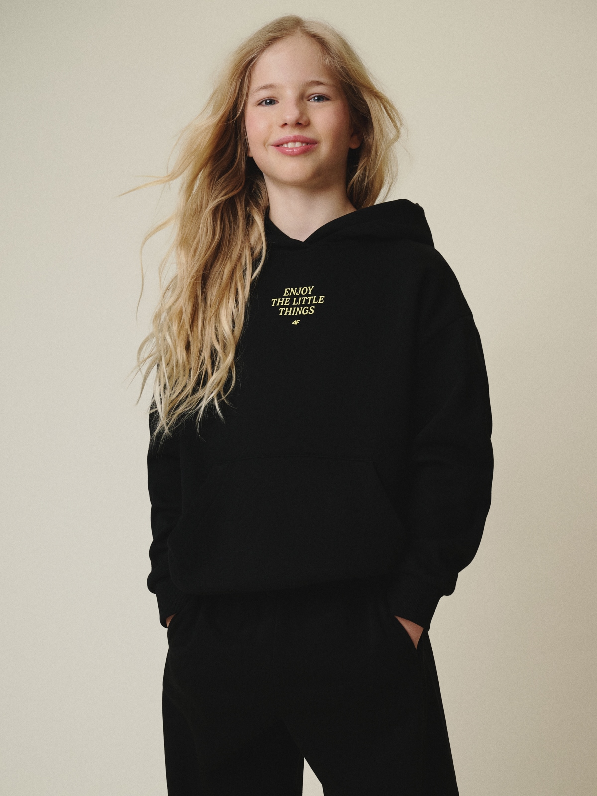 Mergaitiškas loose sportinis džemperis su gobtuvu - juodas