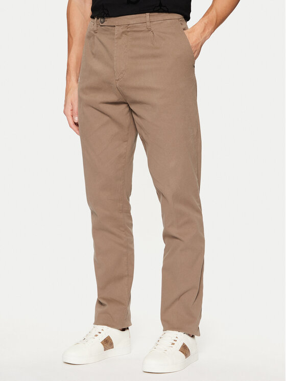 Guess Medžiaginės kelnės · Ruda · Slim Fit