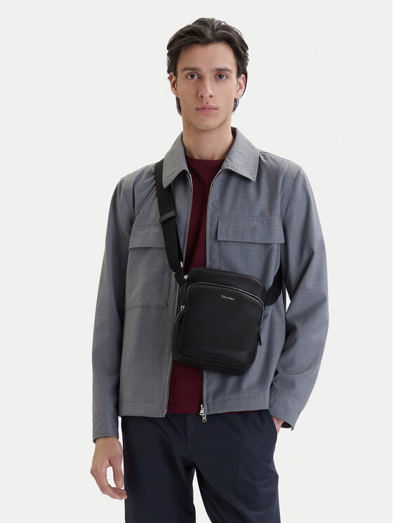 Calvin Klein Maža rankinė · Juoda