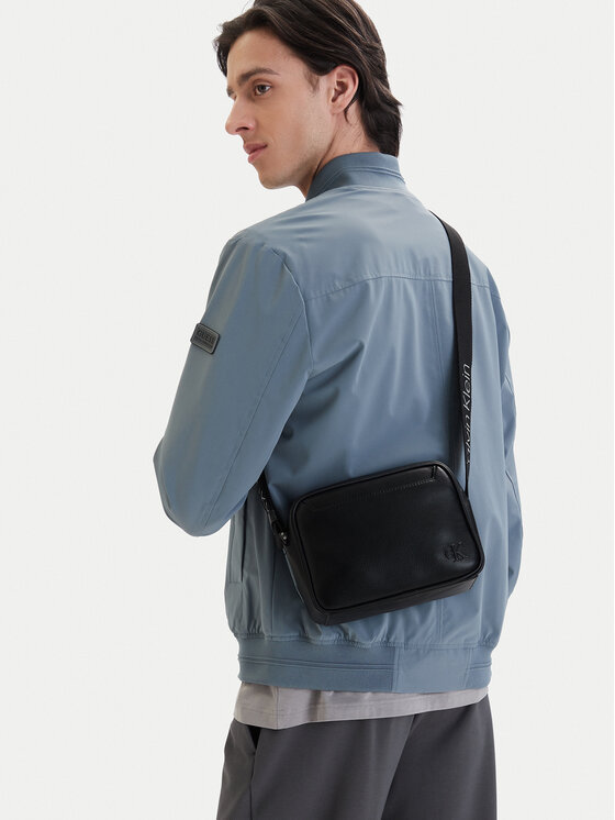 Calvin Klein Maža rankinė · Juoda