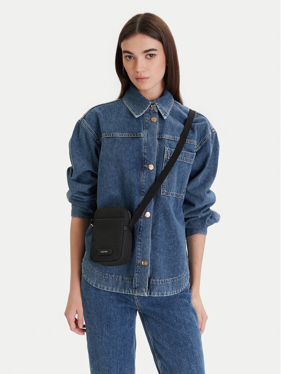 Calvin Klein Maža rankinė · Juoda