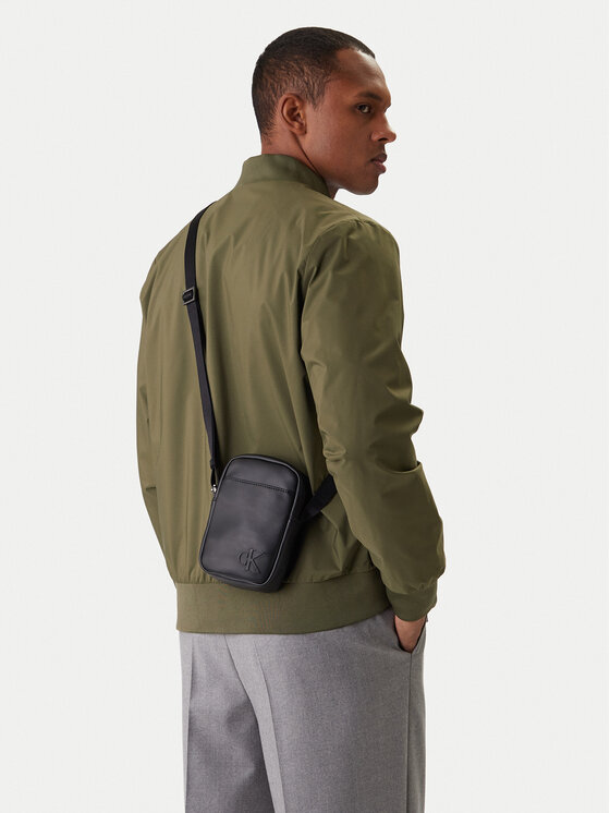 Calvin Klein Maža rankinė · Juoda