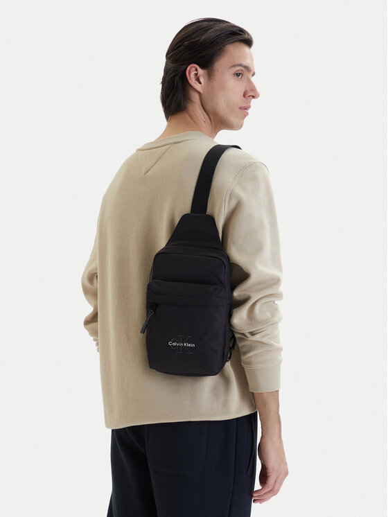 Calvin Klein Maža rankinė · Juoda