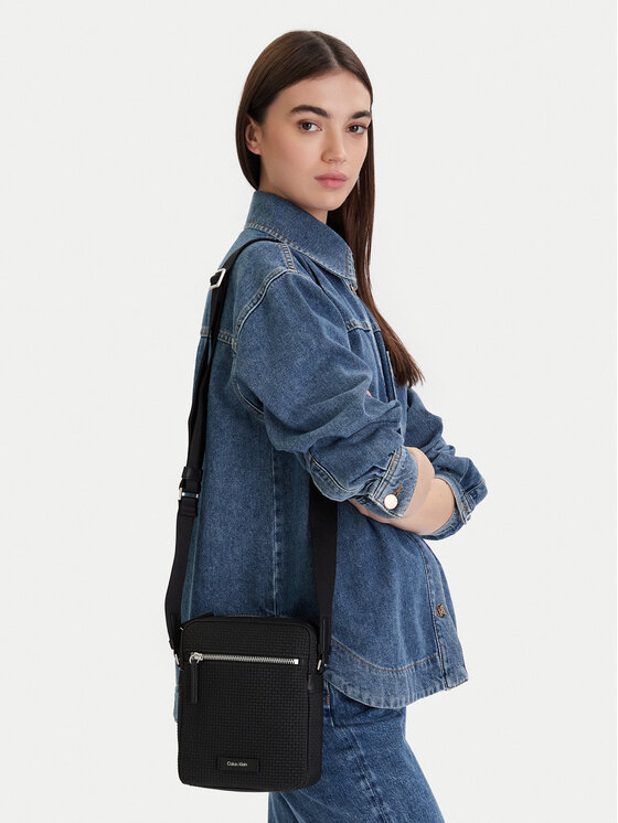 Calvin Klein Maža rankinė · Juoda