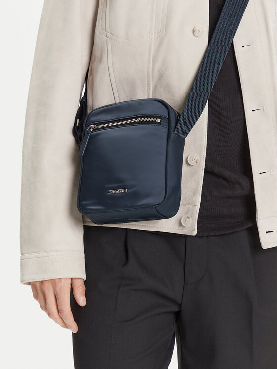 Calvin Klein Maža rankinė · Tamsiai mėlyna