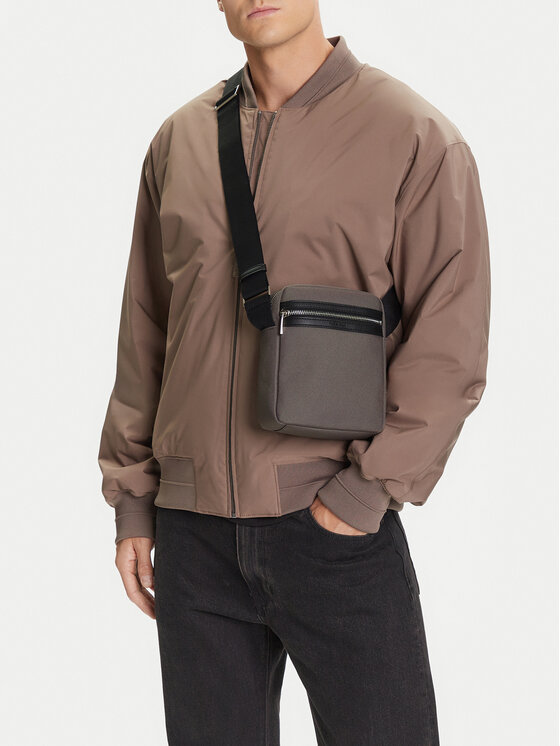 Calvin Klein Maža rankinė · Pilka