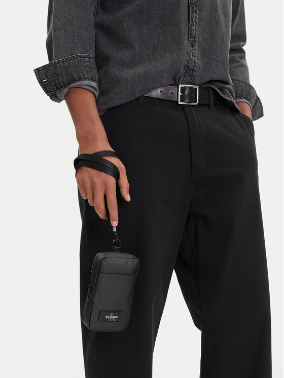 Calvin Klein Maža rankinė · Juoda