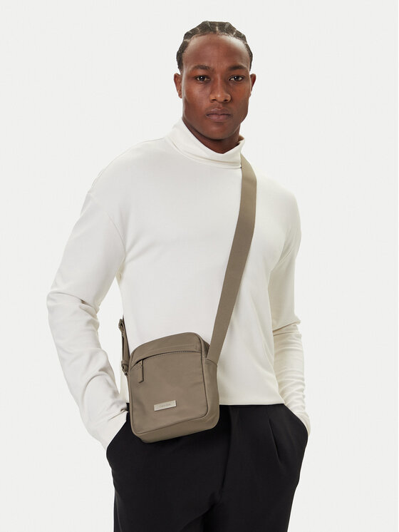 Calvin Klein Maža rankinė · Smėlio