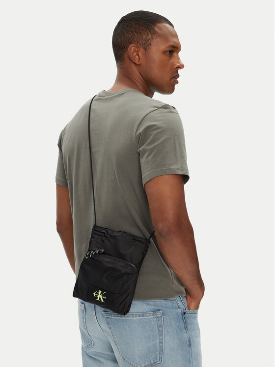 Calvin Klein Maža rankinė · Juoda