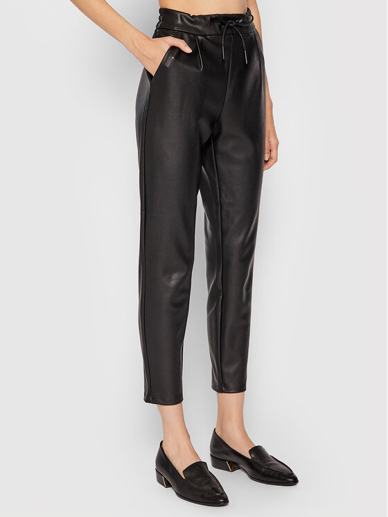 Vero Moda Dirbtinės odos kelnės · Juoda · Relaxed Fit