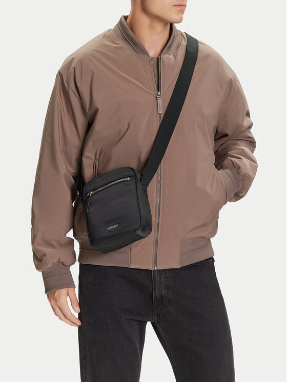 Kodas SUN15 Calvin Klein Maža rankinė · Juoda