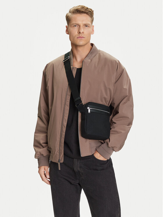 Calvin Klein Maža rankinė · Juoda