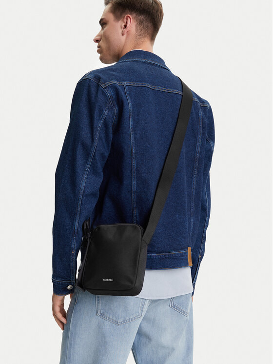 Calvin Klein Maža rankinė · Juoda