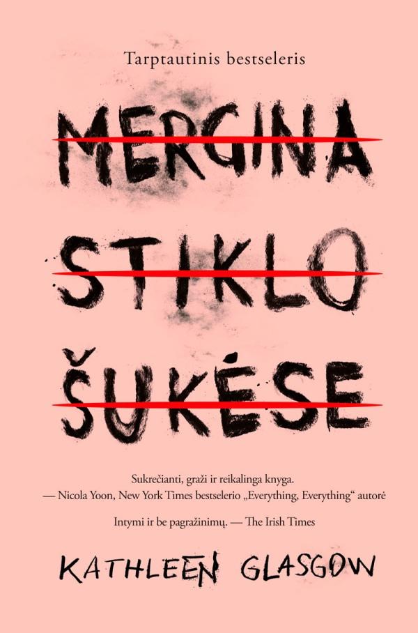 Mergina stiklo šukėse