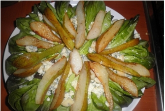 Kriaušių salotos su pelėsiniu sūriu