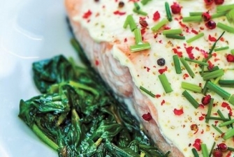 Kepta lašiša su rausvaisiais pipirais