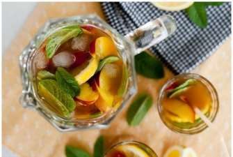 Šalta juodoji arbata su persikais